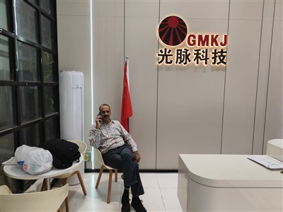 Pakistansk klient Mr. Ijaz besöker GMKJ Factory i Shenzhen